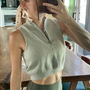 Yoga Golf Gray Sleeveless Zip-Up Top fit like a small